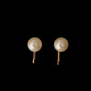 Simple Pearl Clip Earring